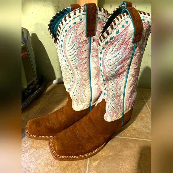 Ariat Shoes - 🌟⭐HOST PICK🌟⭐ Ariat Derby Cowboy Boots🍭🤠
